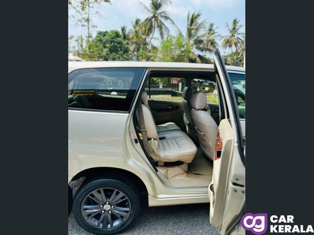 TOYOTA INNOVA 2012: Family used