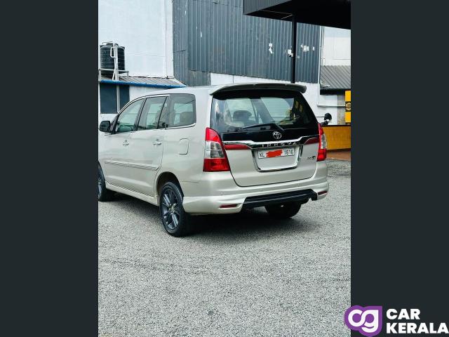 TOYOTA INNOVA 2012: Family used