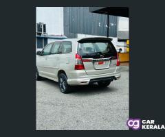 TOYOTA INNOVA 2012: Family used